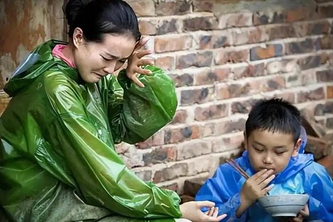 看了黄圣依的少女感，才懂王艳婚姻真相，50岁摆脱三座大山好自在