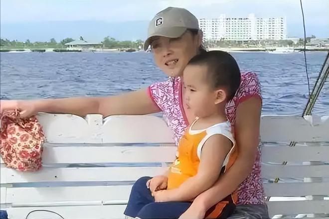 3段婚姻2次离，带着二夫的孩子和一夫复合后，两度给张若昀当母亲  第24张