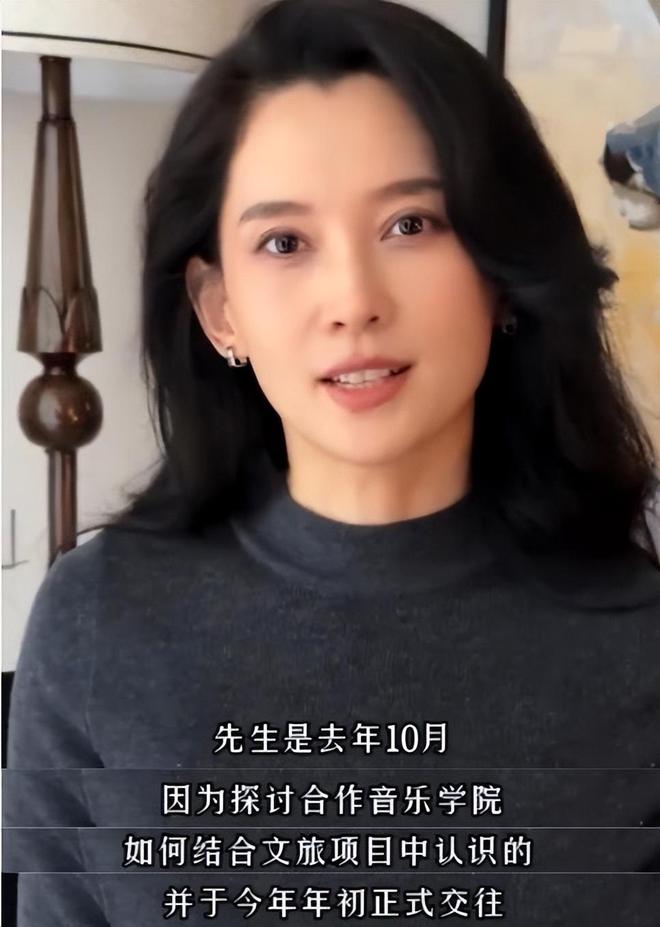 汪峰带儿女逛商场，不给孩子买奶茶很严格，醒醒个子猛长身材像妈  第20张