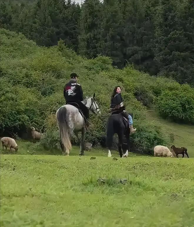 汪峰带儿女逛商场，不给孩子买奶茶很严格，醒醒个子猛长身材像妈  第13张