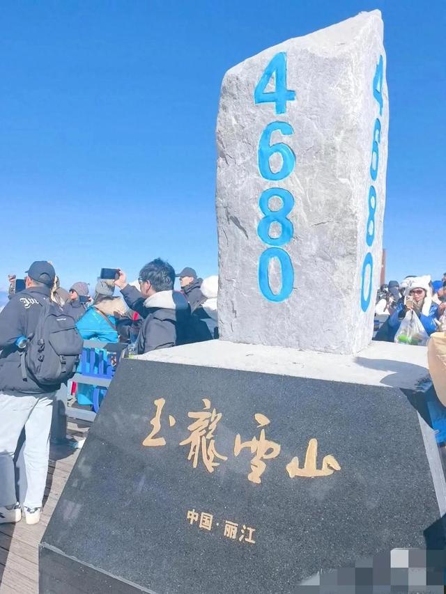 74岁刘晓庆登海拔4680米玉龙雪山，其他人用氧气瓶，她却健步如飞