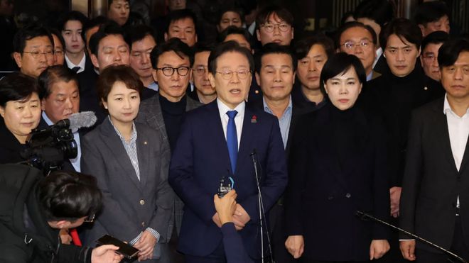 韩国在野党提交总统弹劾案  第4张