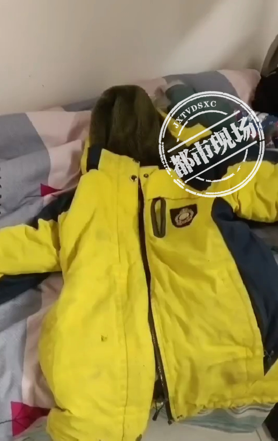 河南商丘一学校学生旧冬季校服里，填充的是碎布垃圾？当地教体局回应