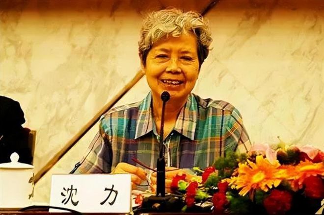 她是央视第一位女主持人，家庭和事业都很圆满，活到87岁，很漂亮