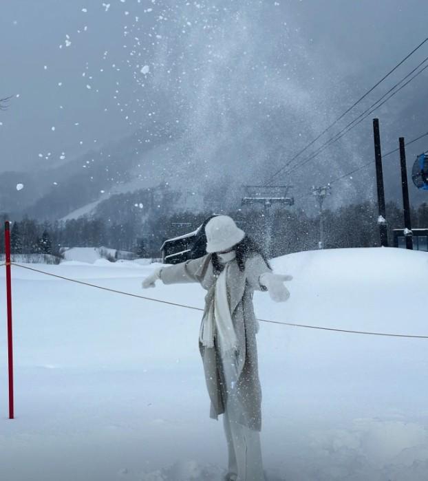 杨泽翔晒度假照：北海道，假期第一站融入雪堆里⛄️