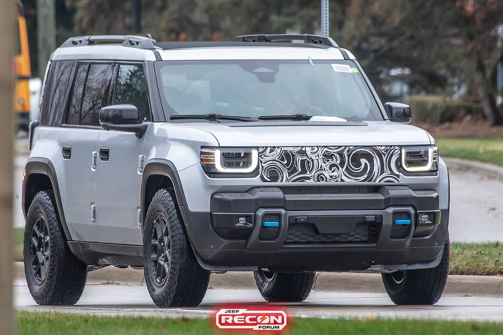 硬派越野：Jeep Recon 纯电 SUV 路测图曝光，预估续航 322 公里