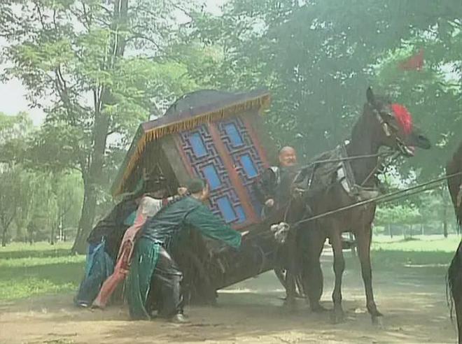 《还珠格格》幕后趣事：小燕子雨天摔倒，喝了一口泥水