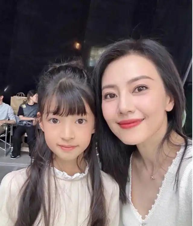 高圆圆台北度假，“母女同框”美翻全网，赵又廷女儿到底是谁？