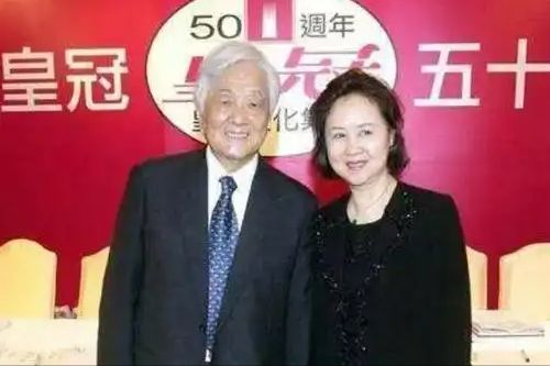 爱真的不值钱？平鑫涛给了琼瑶爱情，巨额财产留给了原配与孩子