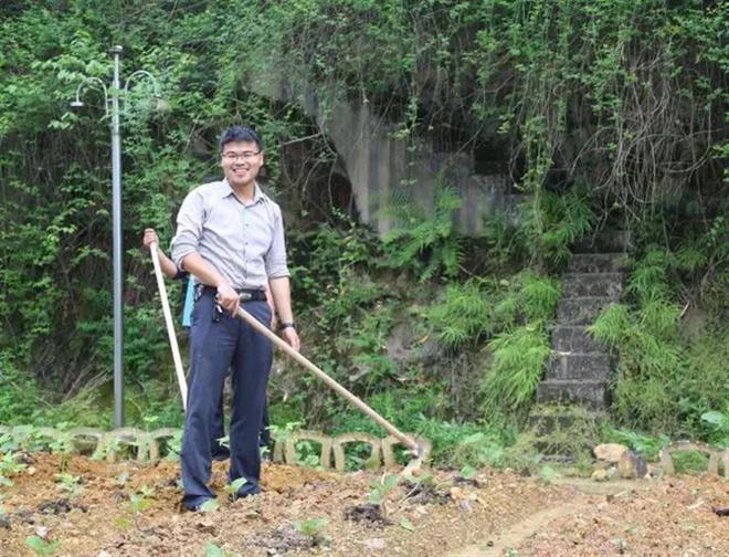 江西35岁“博士县长”用四国语言致辞：曾自学法语、德语，清华毕业后选择回乡