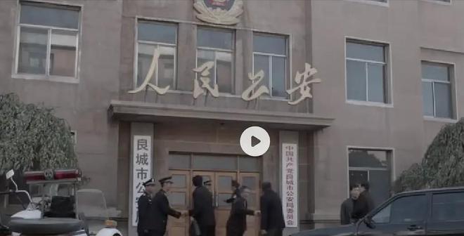 《我是刑警》穿帮镜头！53岁演大学生我忍了，公安牌子装反忍不了