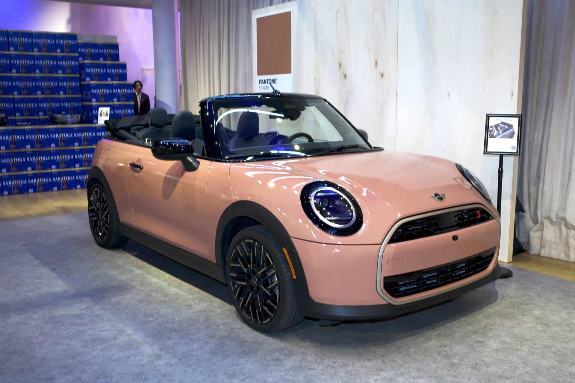 2025 年度流行色，宝马 MINI 携手 Pantone 展示 Mocha Mousse 版 Cooper 敞篷车