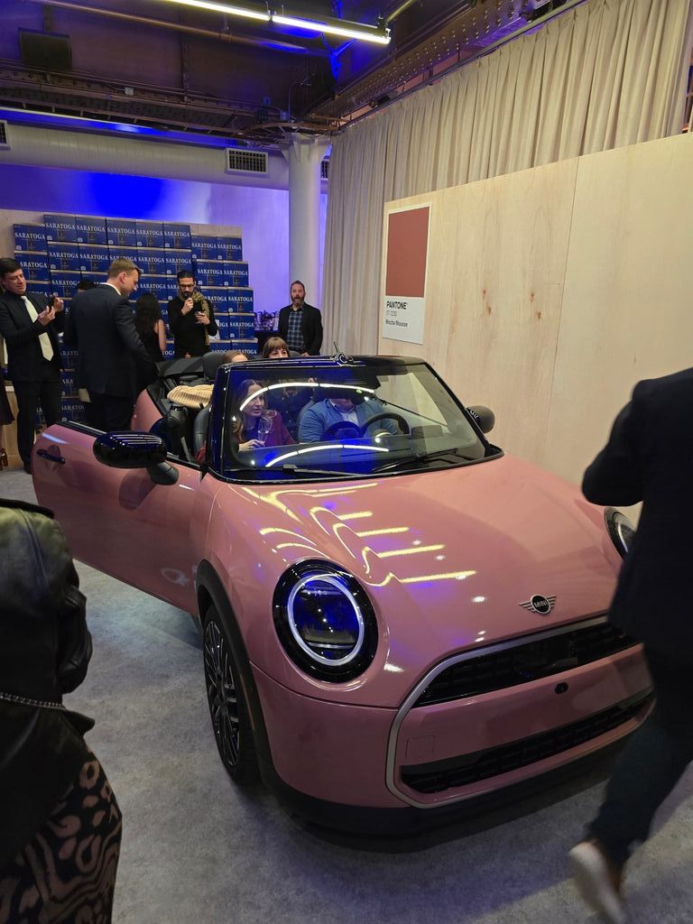 2025 年度流行色，宝马 MINI 携手 Pantone 展示 Mocha Mousse 版 Cooper 敞篷车