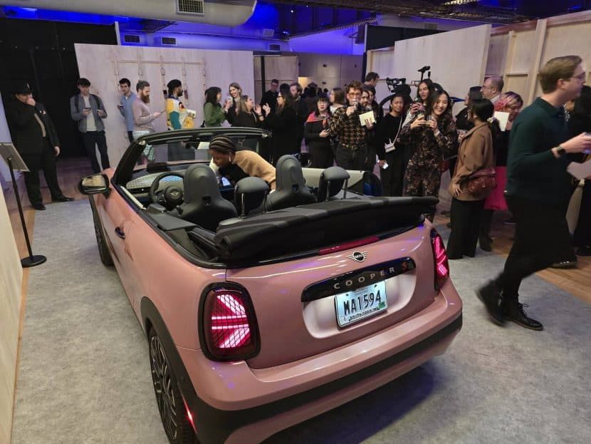 2025 年度流行色，宝马 MINI 携手 Pantone 展示 Mocha Mousse 版 Cooper 敞篷车