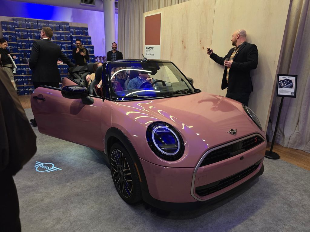 2025 年度流行色，宝马 MINI 携手 Pantone 展示 Mocha Mousse 版 Cooper 敞篷车