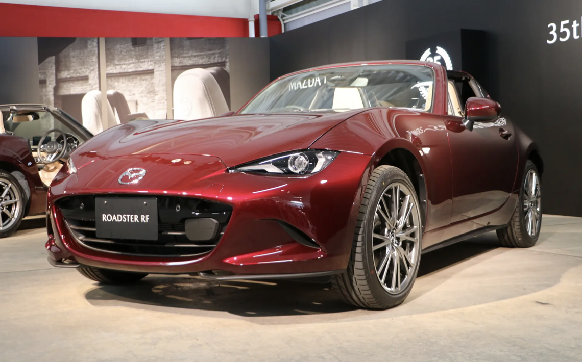 马自达 MX-5 Roadster 纪念版敞篷车价格曝光：可选软硬顶、“工匠红”车漆，375.32 万日元起