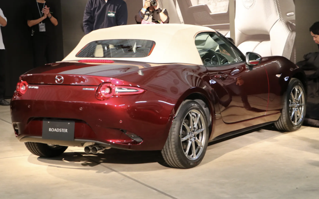 马自达 MX-5 Roadster 纪念版敞篷车价格曝光：可选软硬顶、“工匠红”车漆，375.32 万日元起