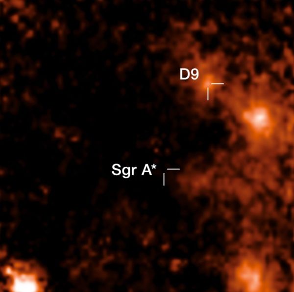 挑战天文认知、首次发现：离地球最近的超大质量黑洞有个双星“邻居”