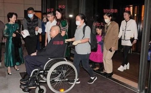 比96岁李嘉诚更显老？73岁刘銮雄坐轮椅赴宴，网友：肾白换了