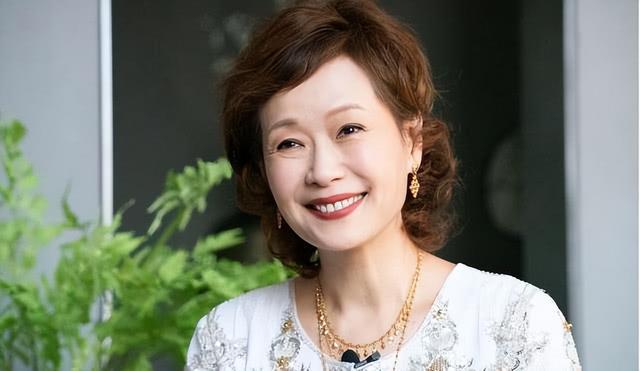 叶童的无奈，彻底揭开了嫁豪门的婚姻真相，难怪能爱36年！  第15张