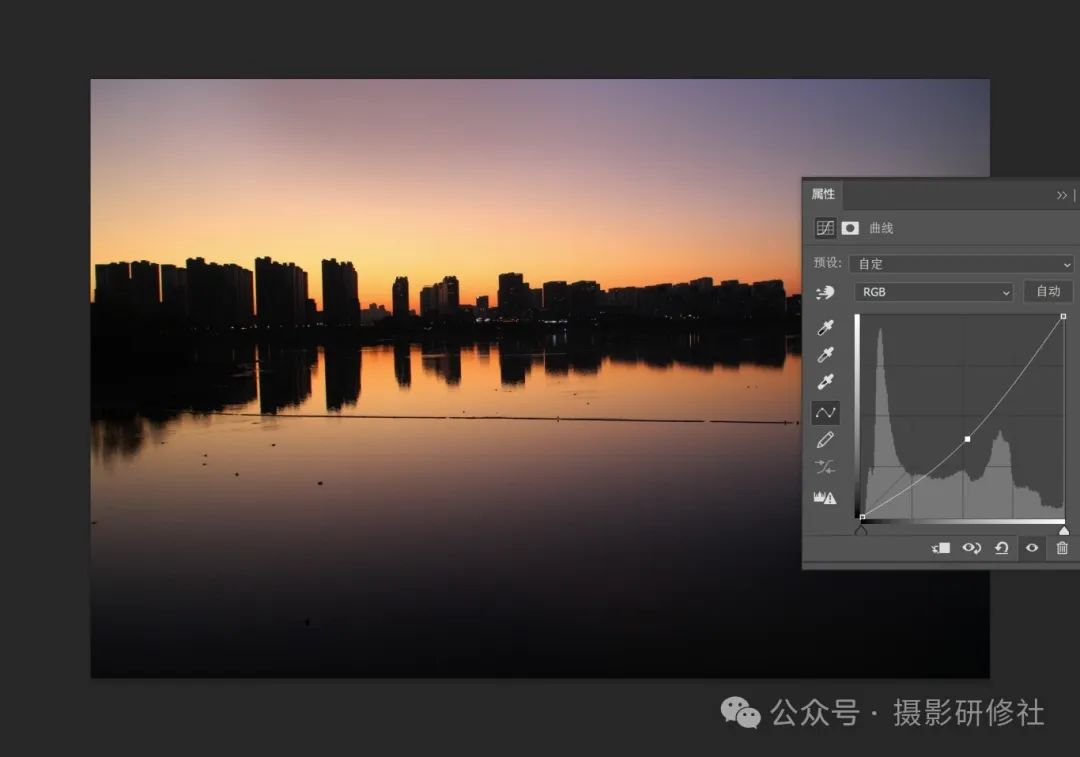 使用 Ps 里的“曲线”，调整照片的亮度和颜色