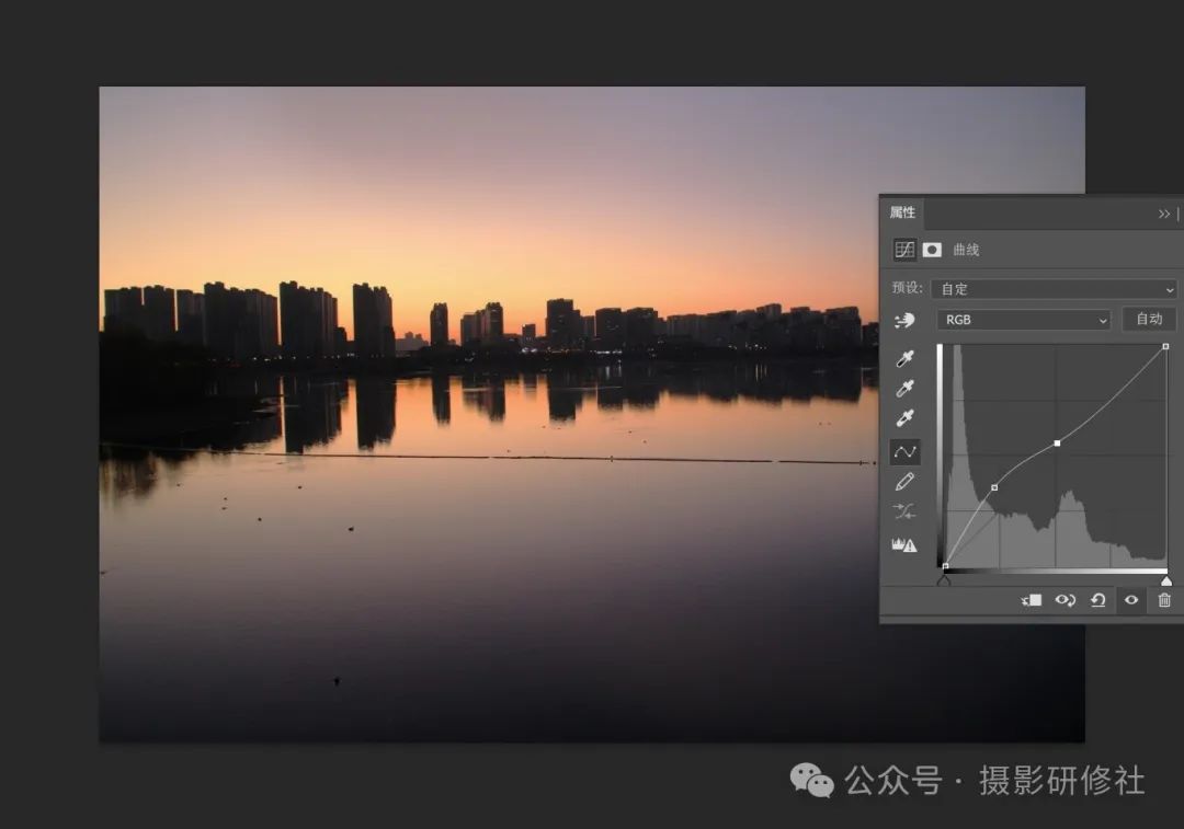 使用 Ps 里的“曲线”，调整照片的亮度和颜色