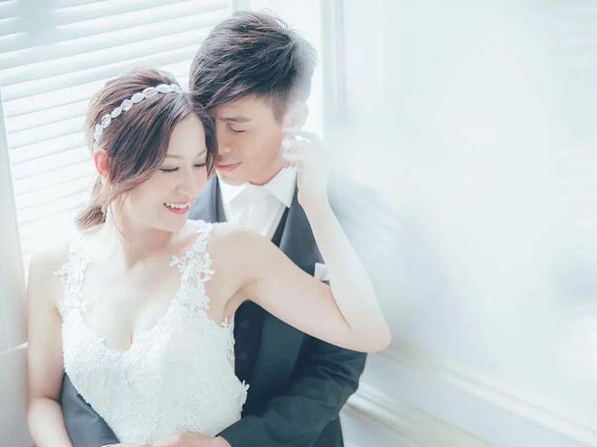 TVB反派专业户与妻女庆祝结婚8周年，现实是宠妻好爸爸，与林峯杨怡是同学