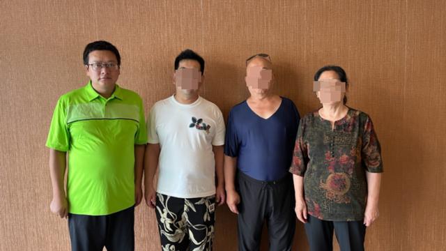 老人取走自己卡内200多万元致一家人被捕 兄妹合伙炒股引发纠纷一审开庭