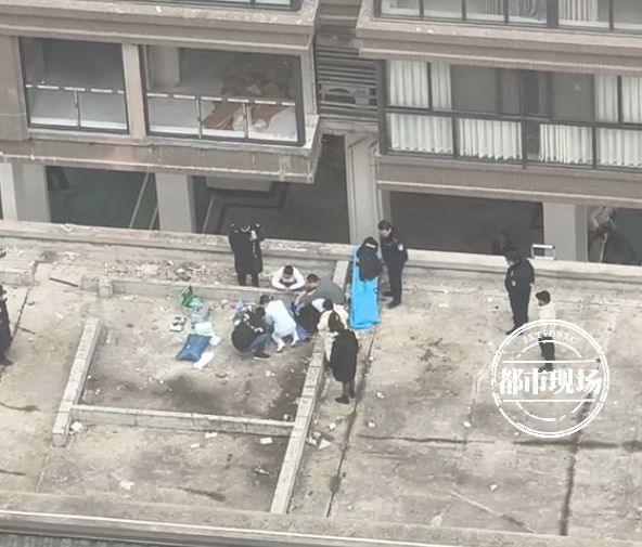 四川威远一小区7岁孩子坠楼身亡 ！网友称事发时，其父正在装修作业？  第2张