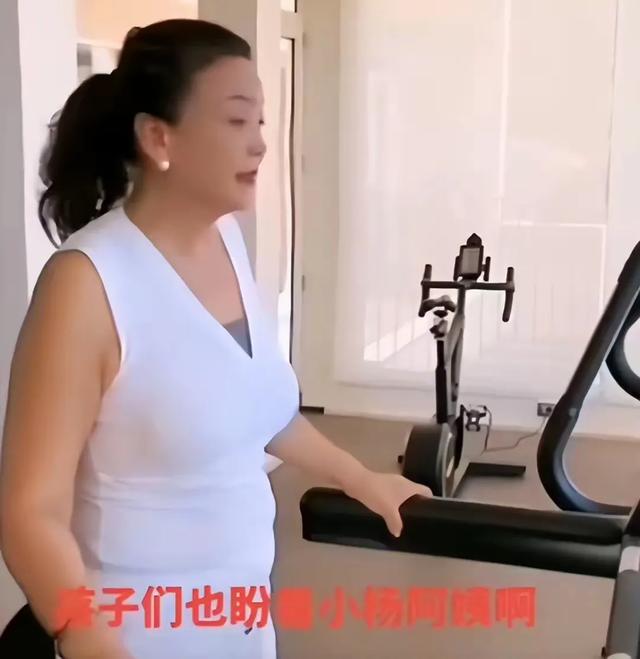 张兰晒孙子后脑勺被汪小菲抱怨，生气反怼–看你快吓成了孙子模样