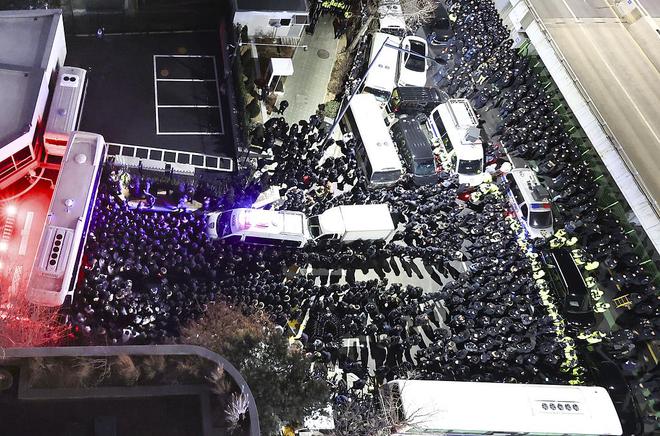 经济参考报：香港免费内部资料开资-数千军警参与行动，韩国社会分裂加深，尹锡悦被捕后行使沉默权