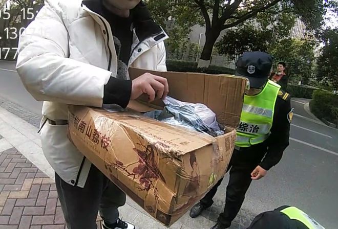 36氪：澳门资料免费大全-杭州男子弄丢30万元年终奖，快急哭了！一小时后电话打来  第2张